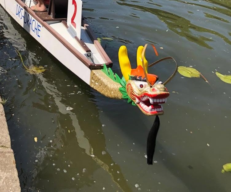 Drachenboot der Neckardrachen mit Drachenkopf